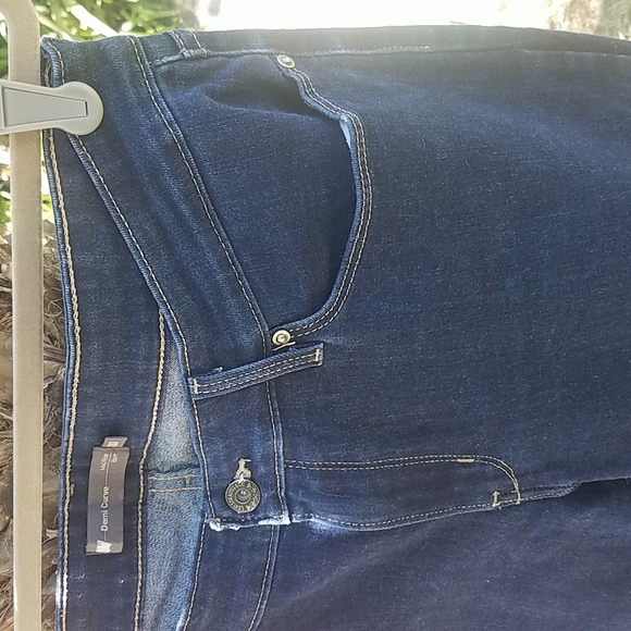 Levi's Demi Curve Mid Rise Boot Cut - Picture 3 of 6